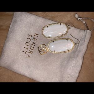 Kendra Scott Danielle Earring in white pearl